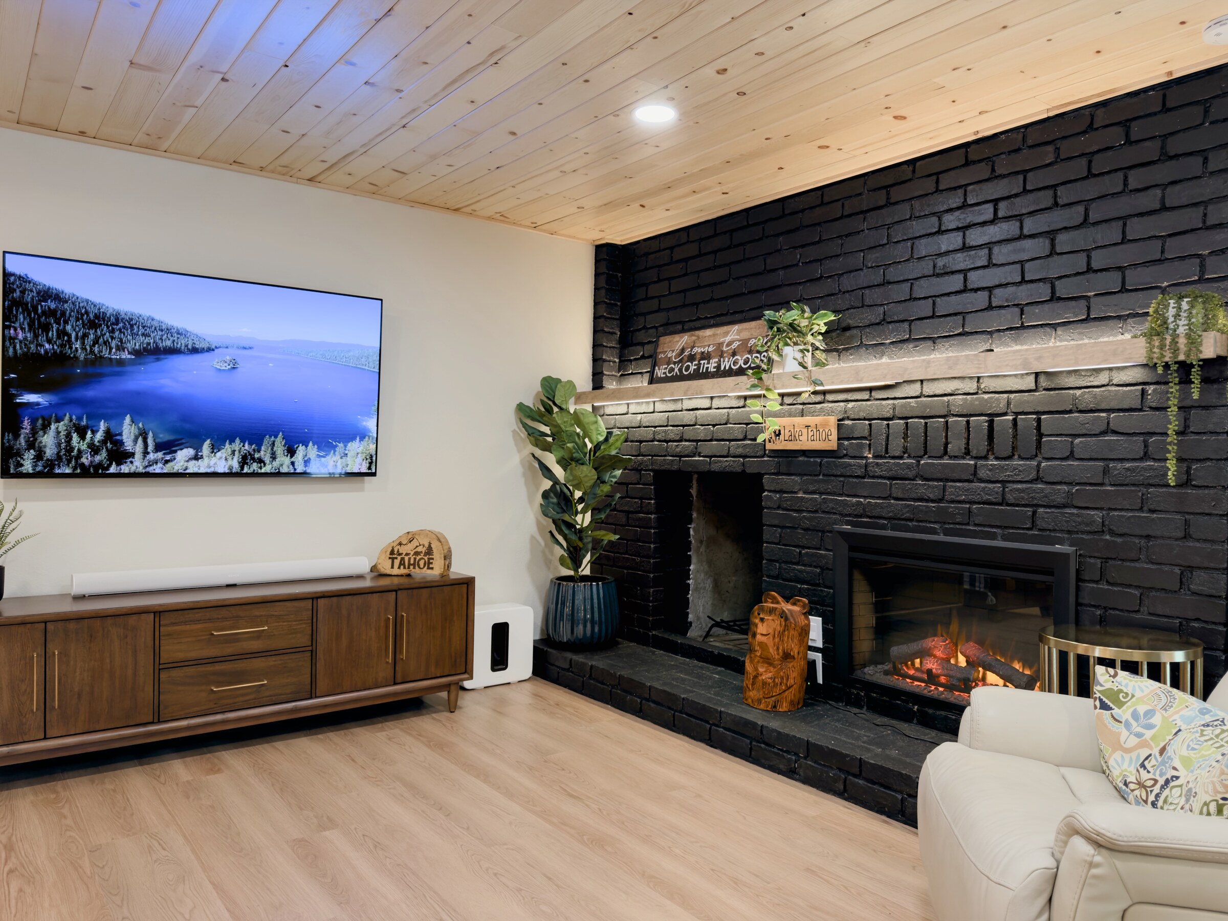 Lower lounge · TV