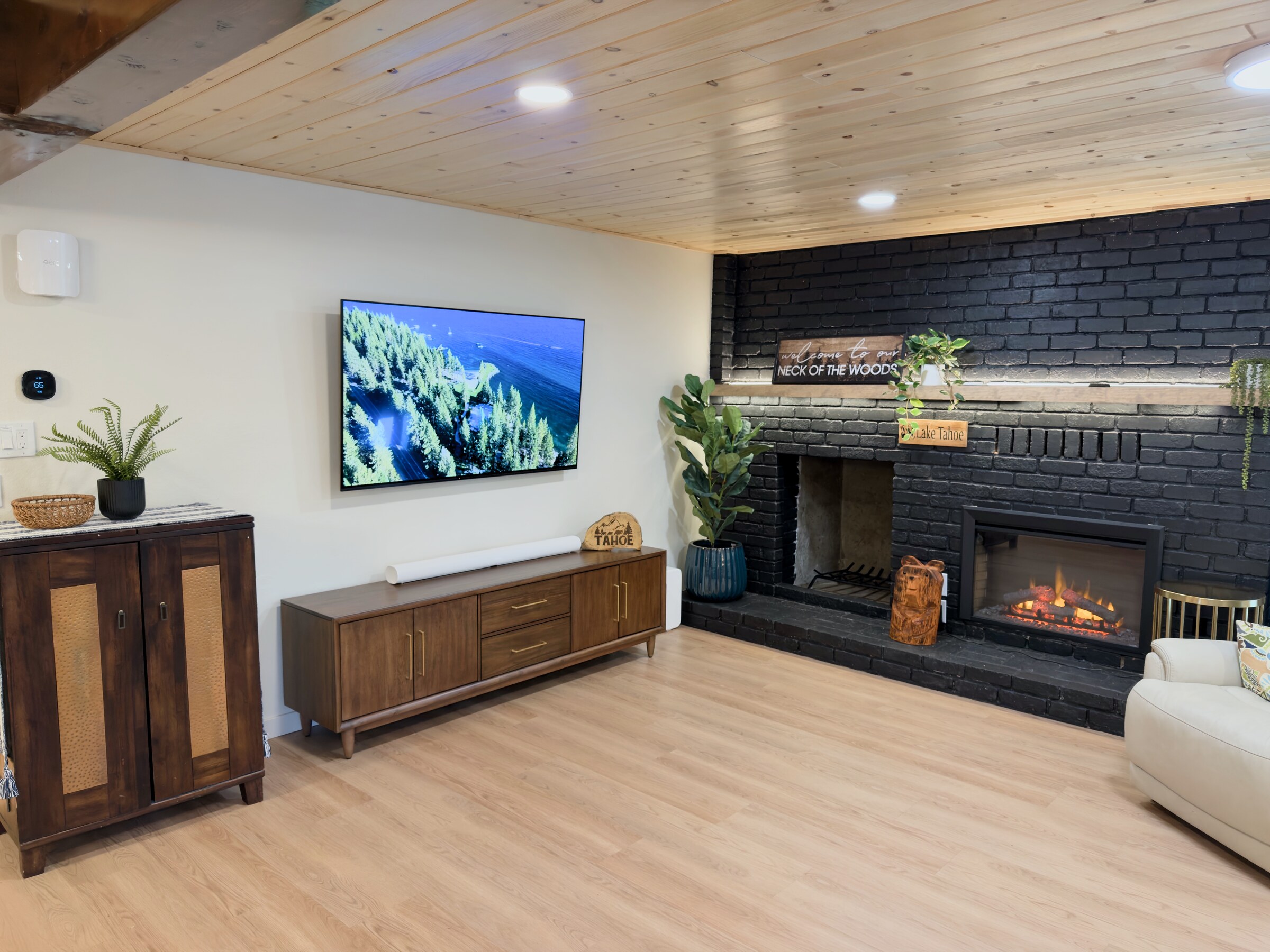 Lower lounge